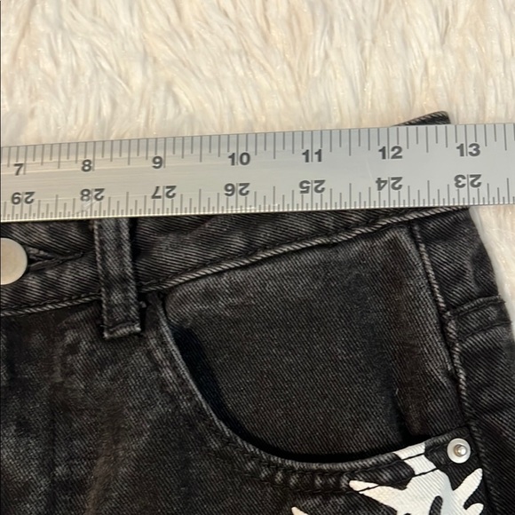 Black and White High Rise Barrel Jeans with Ornate Barbwire Design - Picture 6 of 7